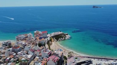 Benidorm. 4K İHA görüntüsü. Hava manzaralı plaj, bina. İspanya. Costa Blanca. 12 Haziran 2023