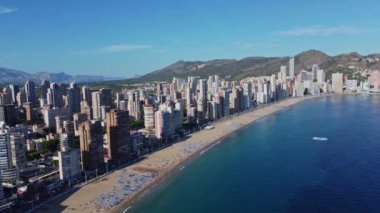 4K İHA görüntüsü. Benidorm. Hava manzaralı plaj, bina. İspanya. Costa Blanca. 