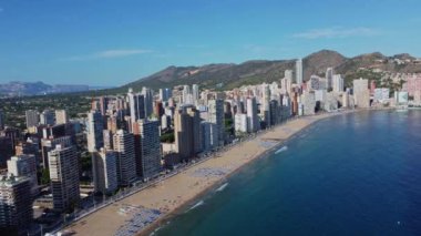 Benidorm. 4K İHA görüntüsü. Hava manzaralı plaj, bina. İspanya. Costa Blanca. 12 Haziran 2023