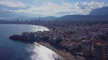 4K İHA görüntüsü. Benidorm. Hava manzaralı plaj, bina. İspanya. Costa Blanca. 10 Haziran 2023