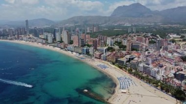 4K İHA görüntüsü. Benidorm. Hava manzaralı plaj, bina. İspanya. Costa Blanca. 10 Haziran 2023