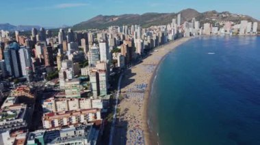 Benidorm. 4K İHA görüntüsü. Hava manzaralı plaj, bina. İspanya. Costa Blanca. 12 Haziran 2023