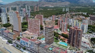 4K İHA görüntüsü. Benidorm. Hava manzaralı plaj, bina. İspanya. Costa Blanca. 10 Haziran 2023