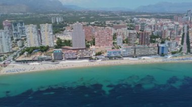 4K İHA görüntüsü. Benidorm. Hava manzaralı plaj, bina. İspanya. Costa Blanca. 10 Haziran 2023