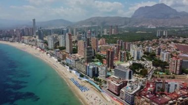 Benidorm. 4K İHA görüntüsü. Hava manzaralı plaj, bina. İspanya. Costa Blanca. 12 Haziran 2023