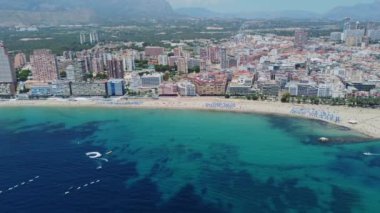 4K İHA görüntüsü. Benidorm. Hava manzaralı plaj, bina. İspanya. Costa Blanca. 