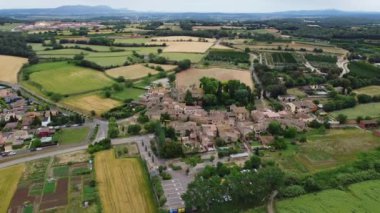 4K İHA görüntüsü. Pubol. Eski Girona Köyü. Renkli tarlalar. Katalonya. İspanya. 12 Haziran 2023