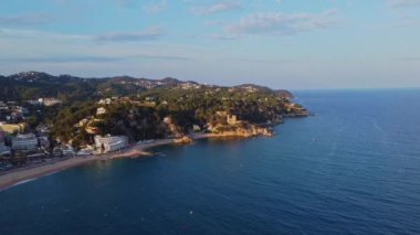 4K İHA görüntüsü. Lloret De Mar. Binaların Havadan Görünümü Şehri, Plaj. Costa Brava. İspanya. 26 Mayıs 2023