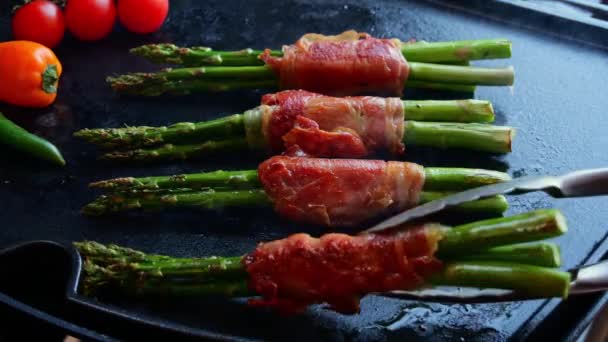 Smażone Gotowanie Grillu Zielone Szparagi Zawinięte Jamon — Wideo stockowe