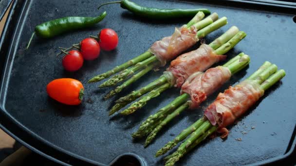 Cozinhando Espargos Verdes Envoltos Jamon Bacon Churrasqueira Com Legumes Close — Vídeo de Stock