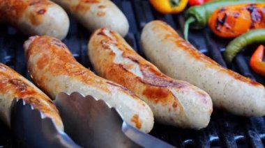 Izgara ızgarada sulu sucuklu sosis pişiriyorum. Kapatın. Yavaş çekim