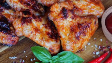 Izgarada sulu tavuk kanadı pişiriyorum. 360 derece dönüyor. Kapat.