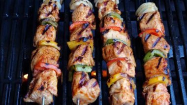 Barbekü şişleri, ızgarada tavuk göğsü pişirmek. Tavuk şiş kebap. Kapat.
