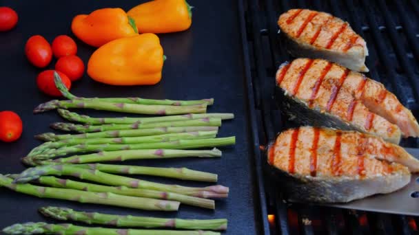 Cocinar Carne Pescado Parrilla Salmón Con Espárragos Tomate Pimienta Parrilla — Vídeos de Stock