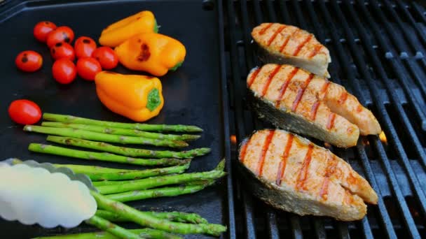 Kuşkonmaz Domates Izgarada Biber Ile Izgara Balık Bifteği Somonu Pişirmek — Stok video