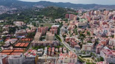 4K İHA görüntüsü. Barselona 'da. Şehirdeki binaların havadan görünüşü. İspanya.