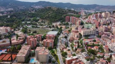 4K İHA görüntüsü. Barselona 'da. Şehirdeki binaların havadan görünüşü. İspanya.