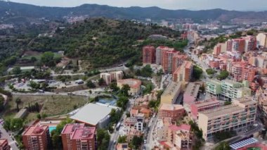 4K İHA görüntüsü. Barselona 'da. Şehirdeki binaların havadan görünüşü. İspanya.