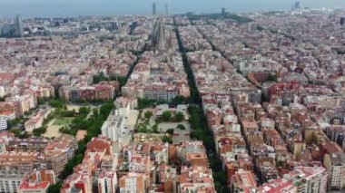 4K İHA görüntüsü. Barselona 'da. Şehirdeki binaların havadan görünüşü. İspanya.