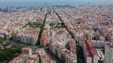 4K İHA görüntüsü. Barselona 'da. Şehirdeki binaların havadan görünüşü. İspanya.