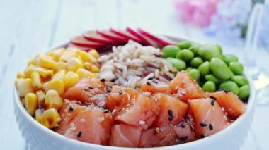 Somon, pirinç, edamame fasulyesi, sarı mısır, turp ve masada daireler çiziyor. Sağlıklı yemek..