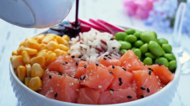 Somon, pirinç, edamame fasulyesi, sarı mısır, turp ve masada daireler çiziyor. Sağlıklı yiyecekler. Soya sosu.