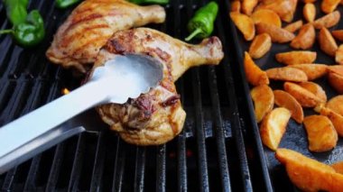 Izgarada pişmiş tavuk butları ızgarada bacaklar, barbekü. Açık havada. Sıcak dökme demir ızgara. Kapat..