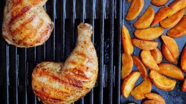 Grillezett Főtt Csirkemell Combok Grillsütőn Barbecue Kültéri Forró Öntöttvas Rács — Stock videók