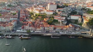 Portekiz, Avrupa 'daki Eski Porto Şehri, 4K Skyline Drone View, Sunset. 20 Ağustos 2023