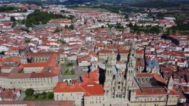 Santiago de Compostela, Katedral. İspanya 'nın tarihi Galiçya kenti. 4K Skyline Drone View, 20 Ağustos 2023