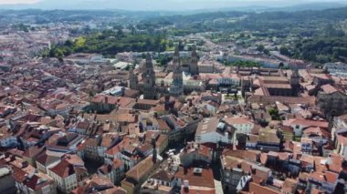 Santiago de Compostela, Katedral. İspanya 'nın tarihi Galiçya kenti. 4K Skyline Drone View, 20 Ağustos 2023