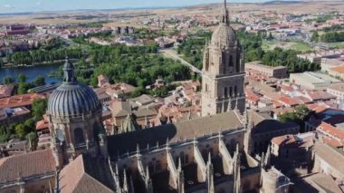 Salamanca, Katedral. İspanya 'nın tarihi şehri. 4K Skyline Drone View, 21 Ağustos 2023