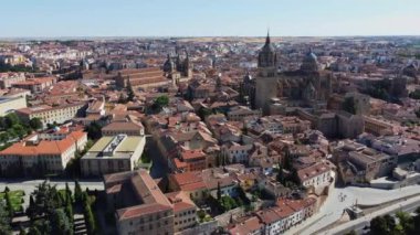 Salamanca, Katedral. İspanya 'nın tarihi şehri. 4K Skyline Drone View, 21 Ağustos 2023