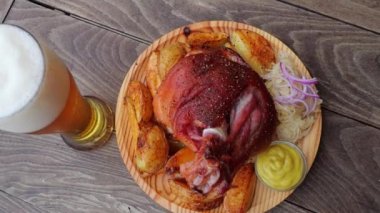 Patatesli domuz budu, lahana turşusu ve bira ahşap bir yüzey üzerinde döner. Üst Manzara. Kapatın. Açık havada. Ekim Festivali