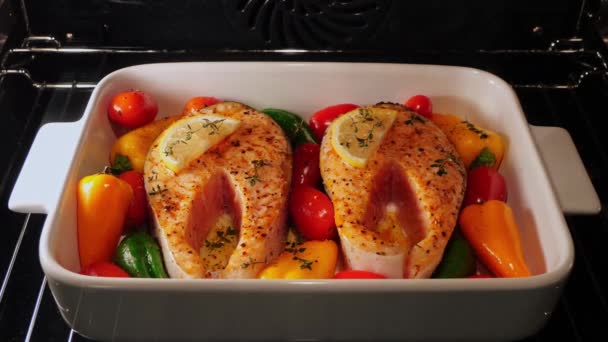 Proceso Cocción Filete Salmón Con Tomate Horno Cerca Caducidad — Vídeos de Stock
