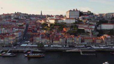 The Old City of Porto Portekiz, Avrupa, 4K Skyline Drone View, Günbatımı 25 Ağustos 2023