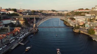 The Old City of Porto Portekiz, Avrupa, 4K Skyline Drone View, Günbatımı 25 Ağustos 2023