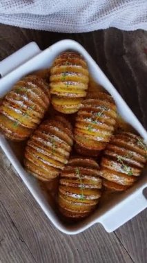 Parmesan peynirli fırında kızartılmış Hasselback patatesleri. Üst görünüm