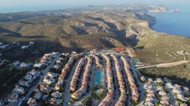 El Cim Del Sol, Javea, İspanya, yüzme havuzlu güzel lüks kulübeler 4K Hava Aracı Manzaralı