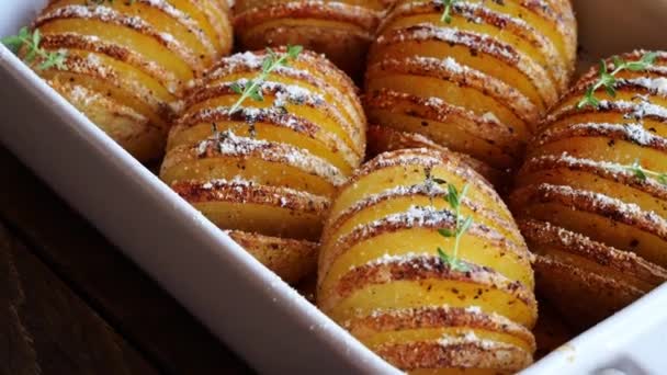 Μαγειρεμένες Πατάτες Hasselback Ψημένες Στο Φούρνο Παρμεζάνα Τυρί Περιστροφή Κλείσε — Αρχείο Βίντεο