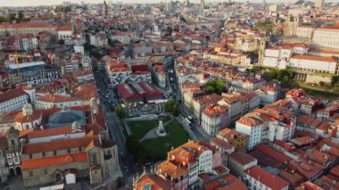 Portekiz, Avrupa 'daki Eski Porto Şehri, 4K Skyline Drone View, Günbatımı 28 Ağustos 2023