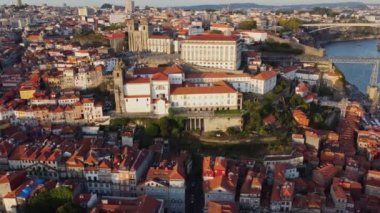 Portekiz, Avrupa 'daki Eski Porto Şehri, 4K Hava Aracı Görünümü, 29 Ağustos 2023 Günbatımı