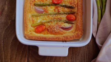Kuşkonmaz, domates peynirli mozarella soslu börek turtası. Kapatın. Üst görünüm