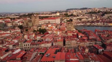 Portekiz, Avrupa 'daki Eski Porto Şehri, 4K Skyline Drone View, Sunset. 30 Eylül 2023