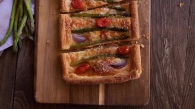 Kuşkonmaz, domates ve peynirli peynirli börek. Kapatın. Üst görünüm
