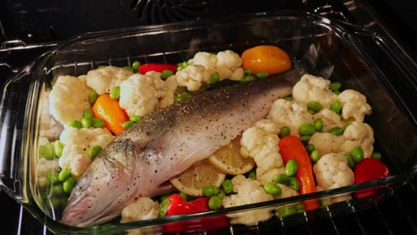 Matlagning Havsabborre Fisk Med Grönsaker Ugnen Tiden Går Närbild — Stockvideo