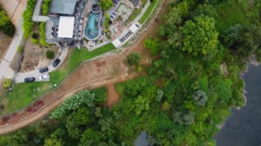 Bizim hakkımız. Sıcak buharlı ve termal suyla doğal Roma banyoları. Galiçya, İspanya 4K Hava Yolu Drone View. 26 Ağustos 2023