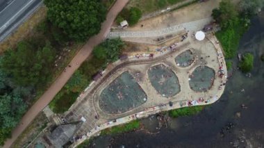 Bizim hakkımız. Sıcak buharlı ve termal suyla doğal Roma banyoları. Galiçya, İspanya 4K Hava Yolu Drone View. 26 Ağustos 2023