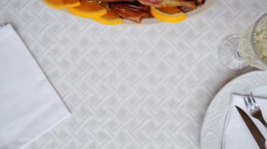 Elmalı fırında ördek kaz, kadın eli bayram masasında. Üst görünüm