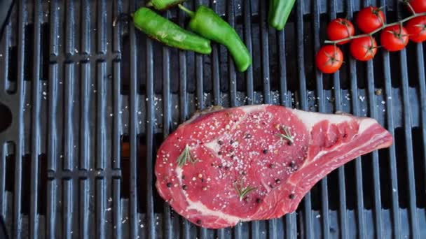 Steak Boeuf Osseux Sur Grille Gril Flamme Ferme Vue Dessus — Video